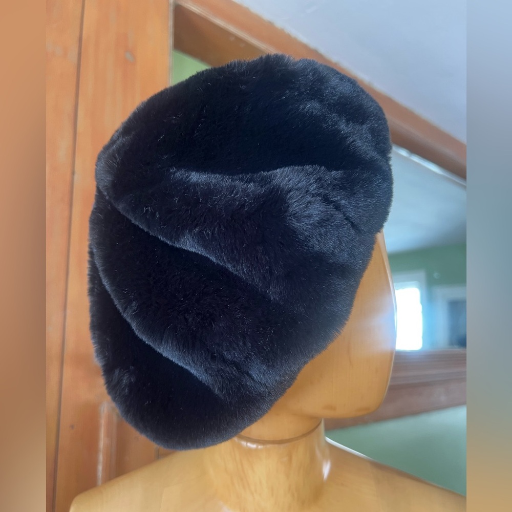 Clyde lush black faux-fur beret new M